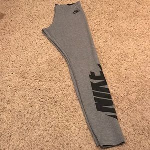 LIKE NEW NIKE LEGGINGS